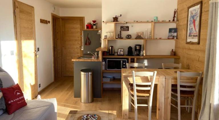 Apartment with terrace, BBQ & yard — photo 3