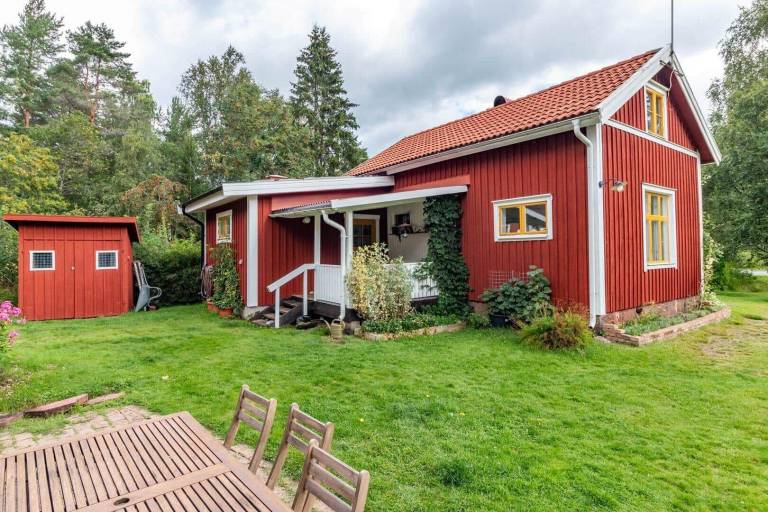 House with barbecue & patio — photo 2