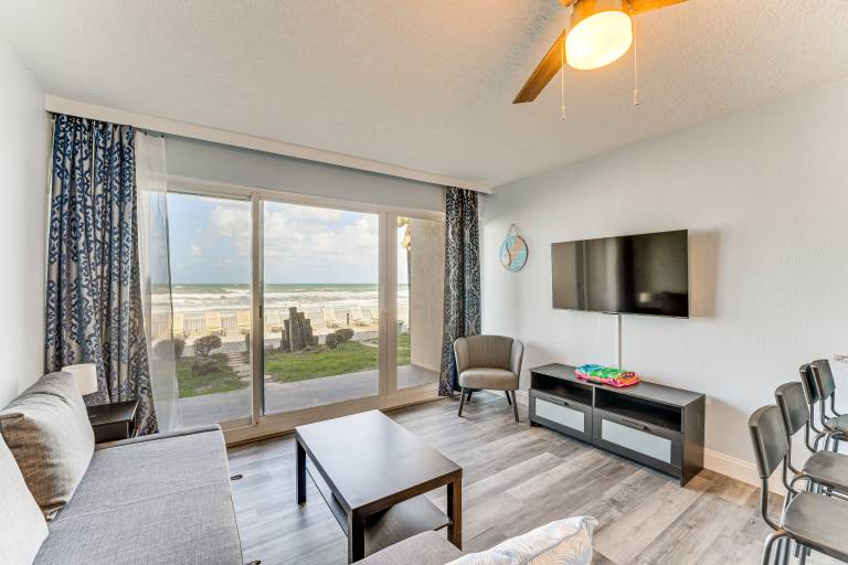 Cozy Daytona Beach Condo Steps to Ocean