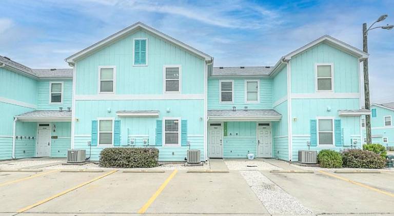Charming house with pool | Pets allowed in Corpus Christi, TX