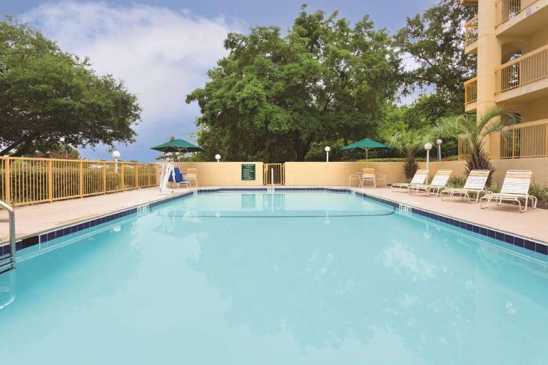 Days Inn by Wyndham Gainesville University I-75 — photo 2