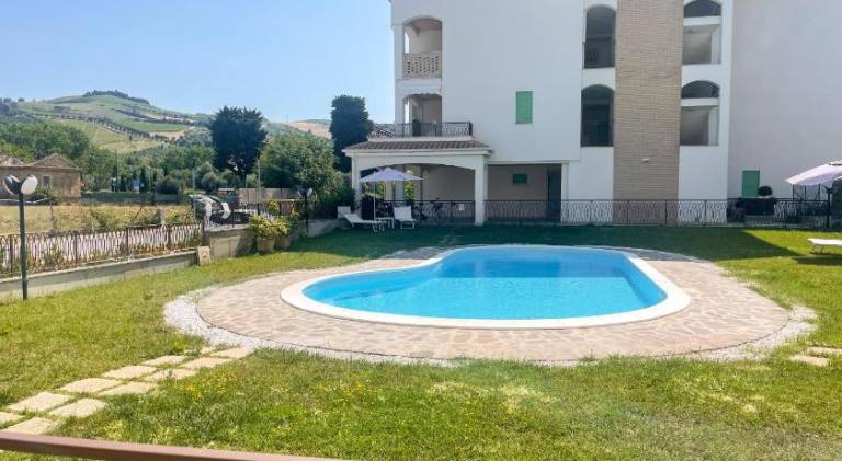 Charming holiday apartment with private pool | Beach nearby | Pets are welcome in Pineto