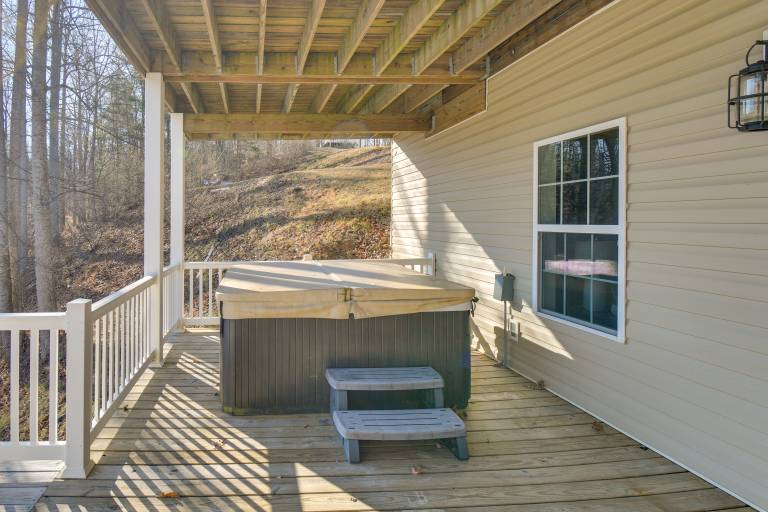 Private Hot Tub! Getaway on Smith Mountain Lake — photo 5