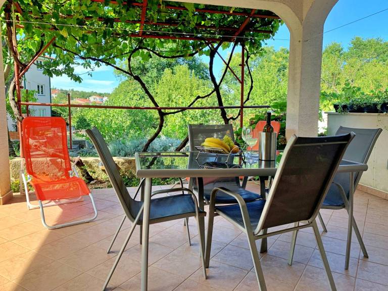 Holiday apartment with yard & patio — photo 4