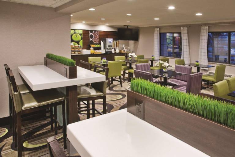 La Quinta Inn & Suites by Wyndham Milwaukee Delafield — photo 4