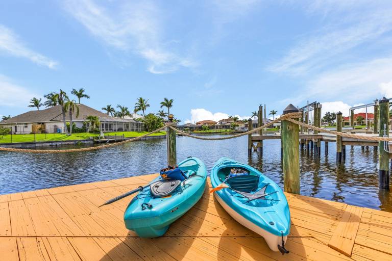 Vacation home with terrace, hot tub & private pool | Water view — photo 4