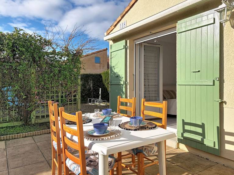 Lovely rental apartment with pool, patio & yard | Pets are welcome — photo 4