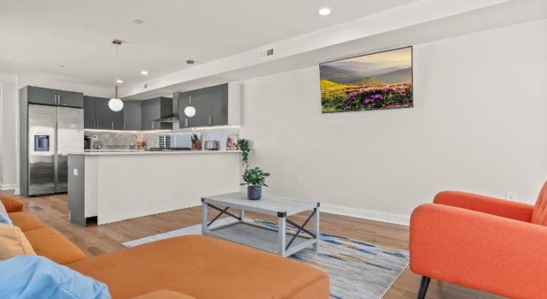 Skyline Escape in Philadelphia Chic & Bright — photo 2