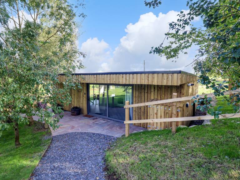Cottage with BBQ, garden & jacuzzi in Conwy