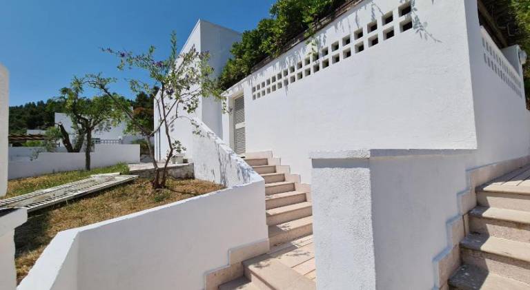 Villa with pool — photo 5