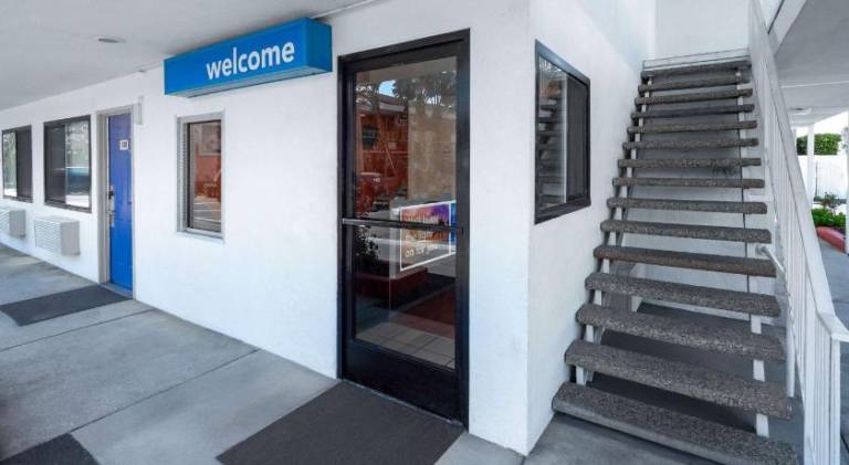 Motel 6 Santa Barbara, CA - State Street — photo 4