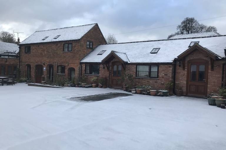 Nuneaton Cottage Sleeps 2 Parking Garden