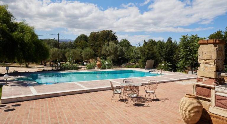 Rental apartment with terrace, garden & pool — photo 3
