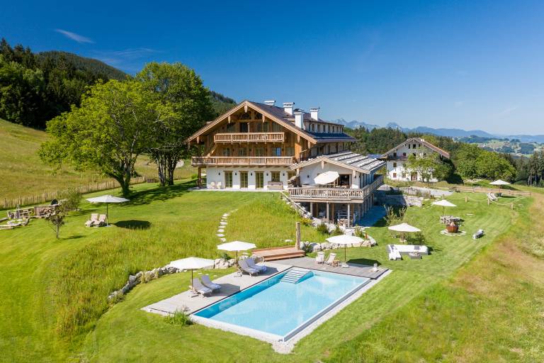 Bergwiesen Chalet Suite 80qm 2 Schlafzimmer Wohnraum mit K&uuml;che Kamin und Bad mit Sauna Balkon mit Whirlpool