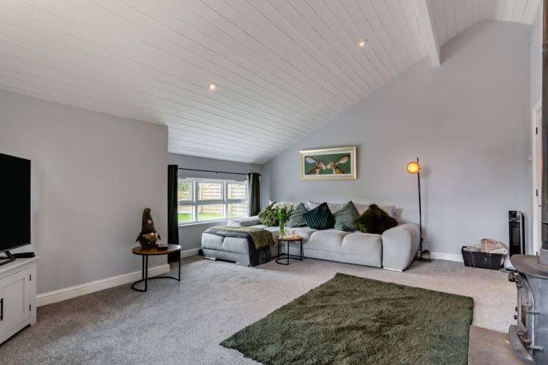 Lodge with yard — photo 4