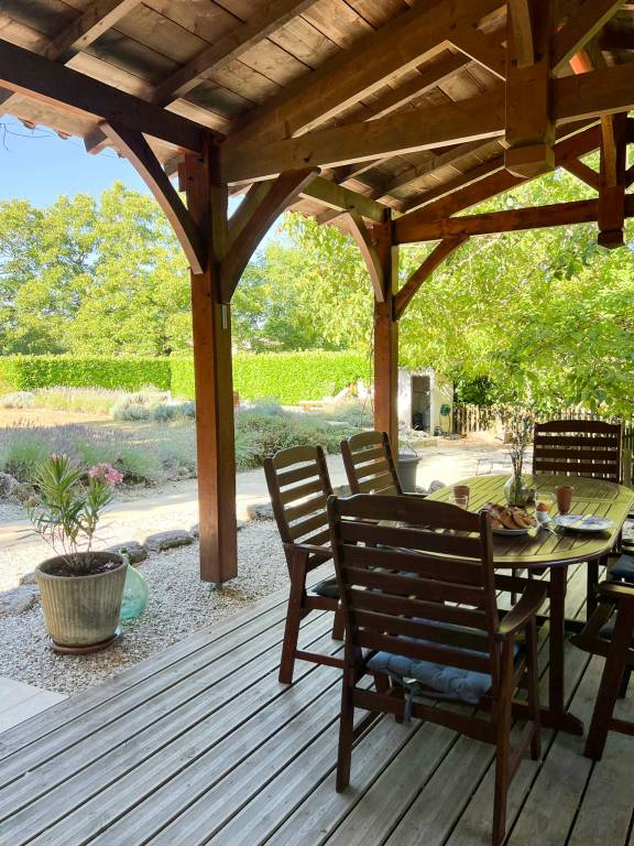Forest-edge barn near medieval Issigeac — photo 4
