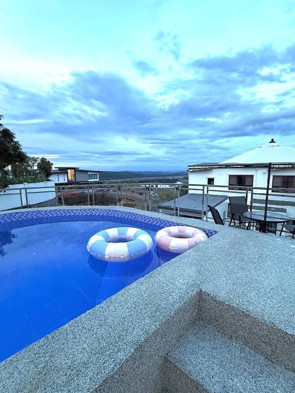 Ample house with pool, barbeque & yard | Pets allowed — photo 4