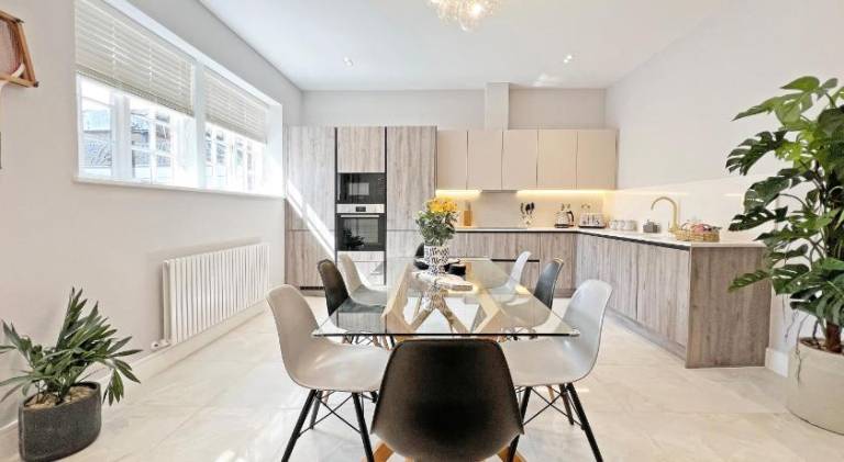 Incredible Luxury Windsor Long Walk 4 Bedroom Home With Free Driveway Parking — photo 3
