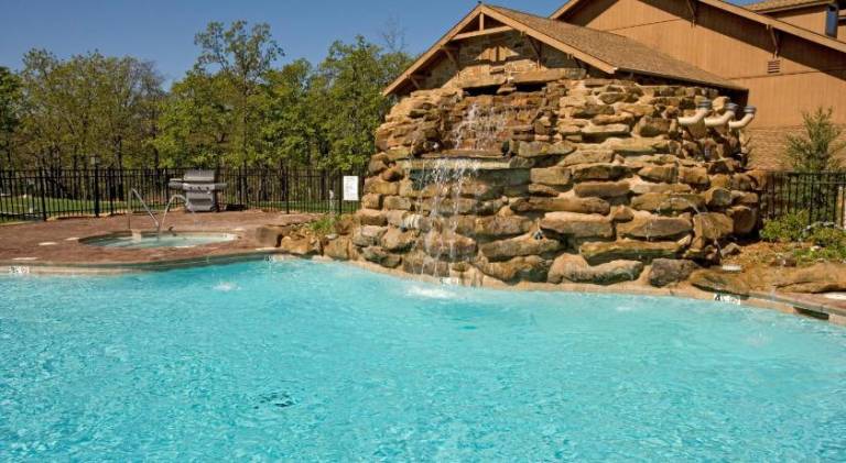 Spacious lodge with pool, garden & hot tub | Pets are welcome in Tulsa, OK