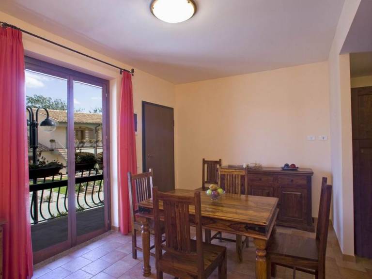 Rental apartment with yard, pool & barbeque — photo 4