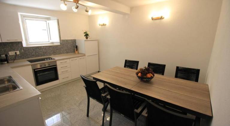 House with terrace — photo 2