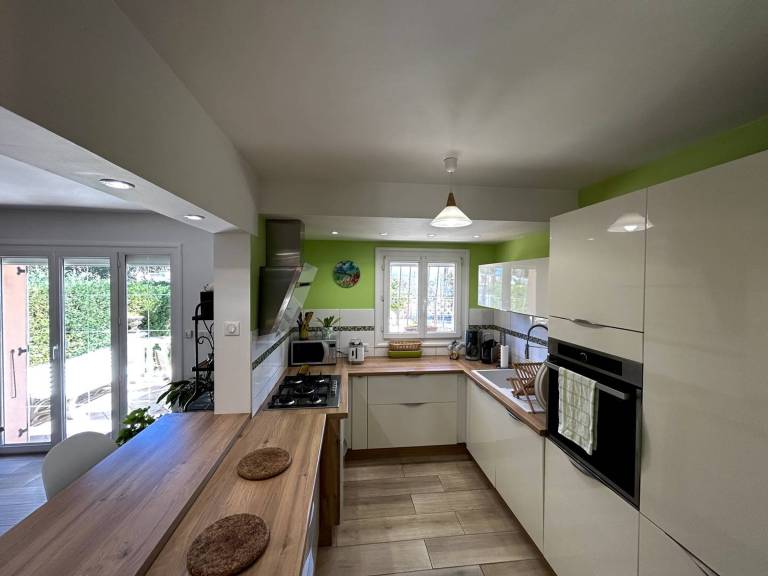 Sublime Family Villa with Air Conditioning and Spacious Outdoors – Quiet Area — photo 3