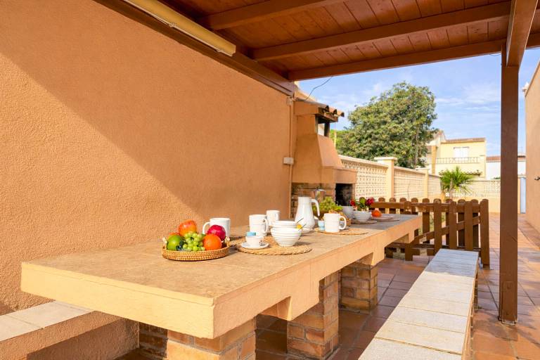 Villa with terrace, barbecue & garden — photo 3
