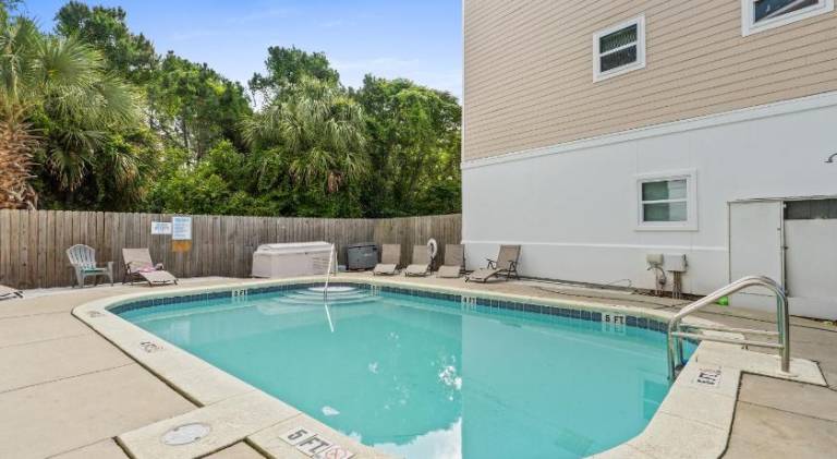 House with pool — photo 4