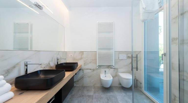 Beautiful serviced apartment with jacuzzi & patio | Close to the beach | Pets allowed — photo 2