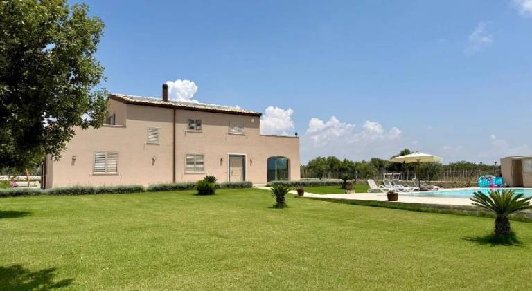 Villa with pool & jacuzzi — photo 3