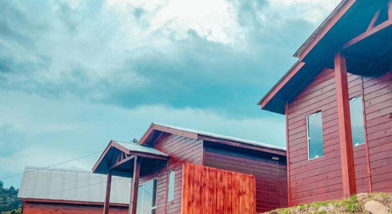 Chalet with pool & yard in Gonçalves