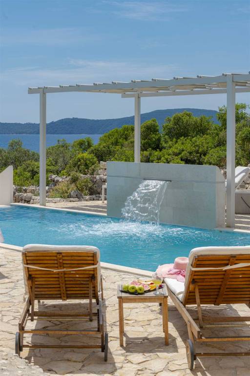 Villa Oasis, 5 bedrooms, heated Pool, Jacuzzi, BeachFront by MyWaycation — photo 3