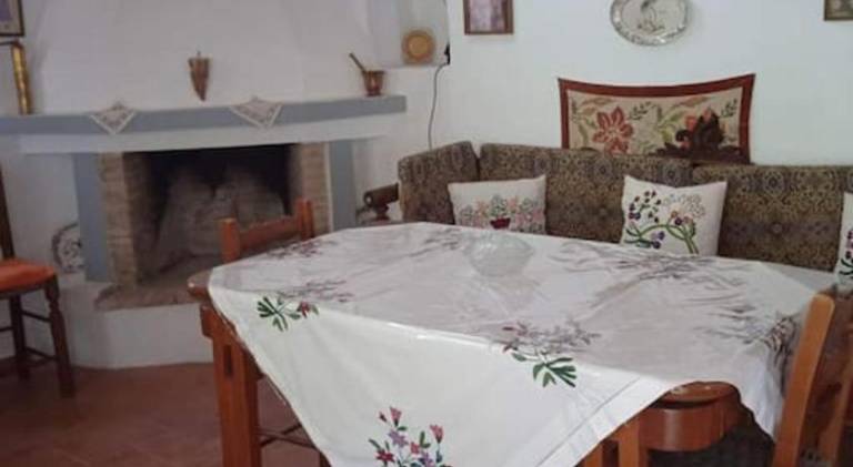 Vacation home with terrace & yard in Skopelos