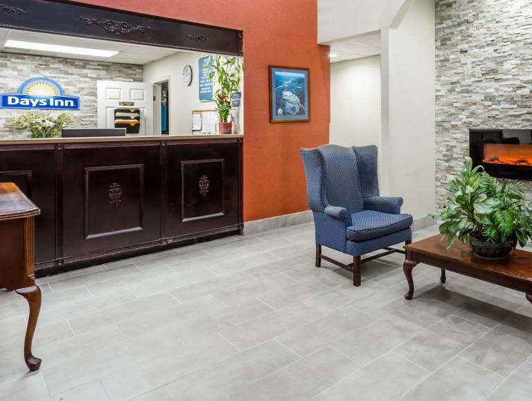 Days Inn by Wyndham Hendersonville — photo 3