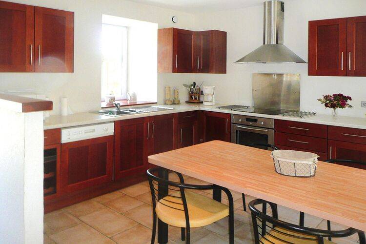 Fully equipped spacious vacation home with patio & yard | Pet-friendly — photo 4