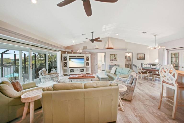 5-Bedroom Family Beach & Pool House on Bonita Beach Sleeps 11 — photo 5