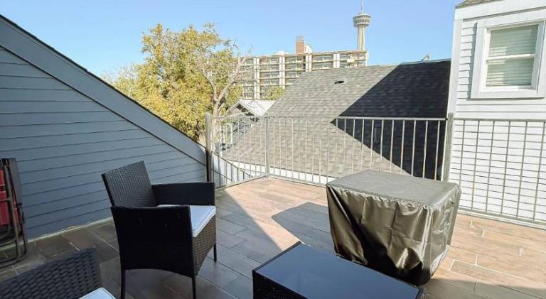 Wonderful serviced apartment with patio | Close to Tower of the Americas | Perfect for remote work | Pet-friendly — photo 5