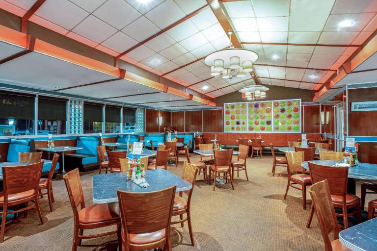 La Quinta Inn & Suites by Wyndham Stamford / New York City — photo 3