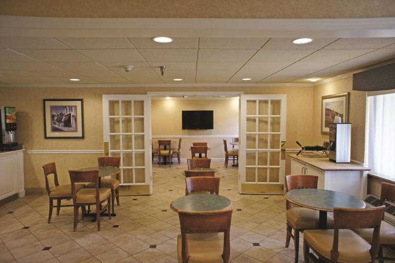 La Quinta Inn & Suites by Wyndham Tampa Fairgrounds - Casino — photo 5