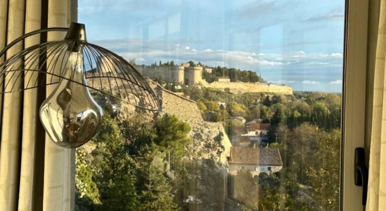 Charmante PETITE MAISON avec vue panoramique, en centre historique, proche d'Avignon, ancienne, reno — photo 4