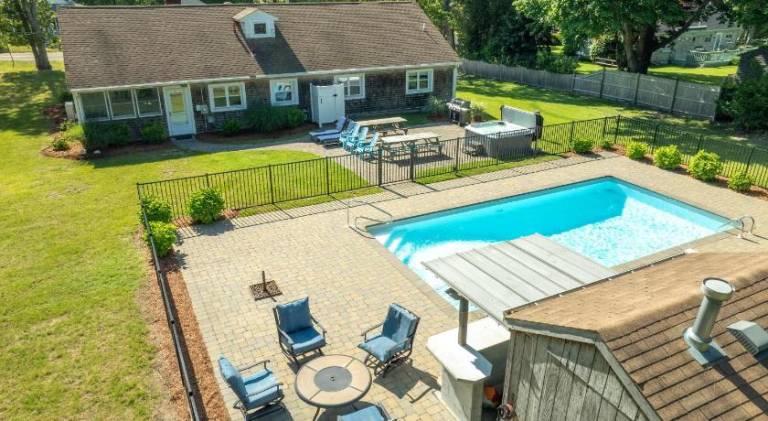 House with private pool, barbecue & garden in Dennis Port, MA