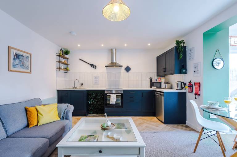 Buxton Peak District - Stylish 2-Bed Heart of Buxton Peak District — photo 4