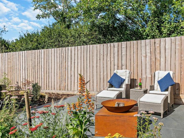 Cottage with yard & jacuzzi — photo 5