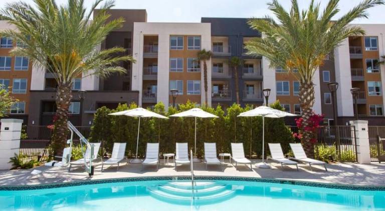 Apartment with pool & hot tub — photo 4