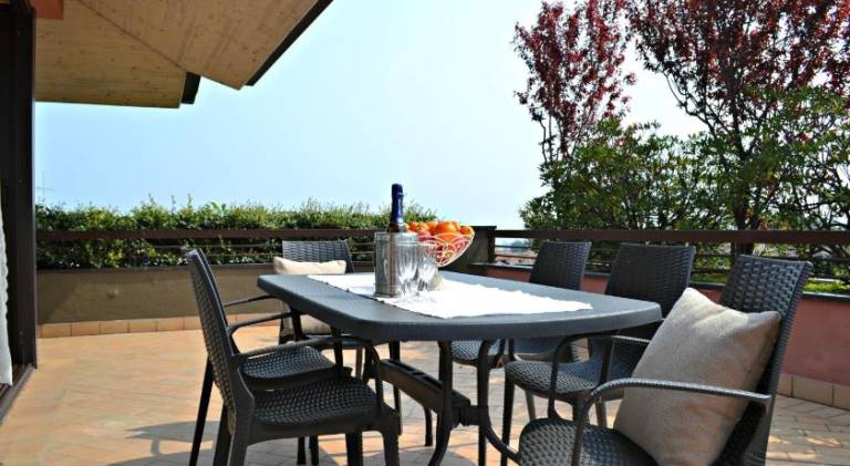 Serviced apartment with terrace, pool & yard — photo 4