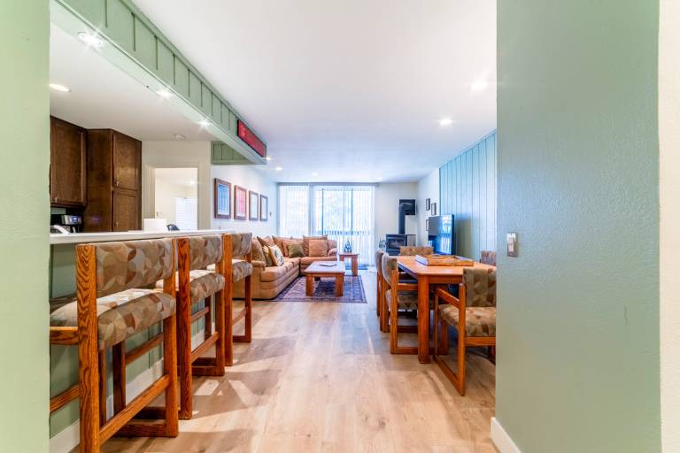 Child-friendly condo with BBQ, sauna & hot tub | Mountain view | Suitable for remote work | Pet-friendly — photo 2