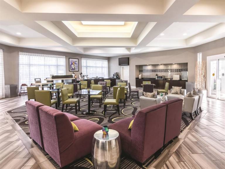 La Quinta Inn & Suites by Wyndham Orlando Airport — photo 4