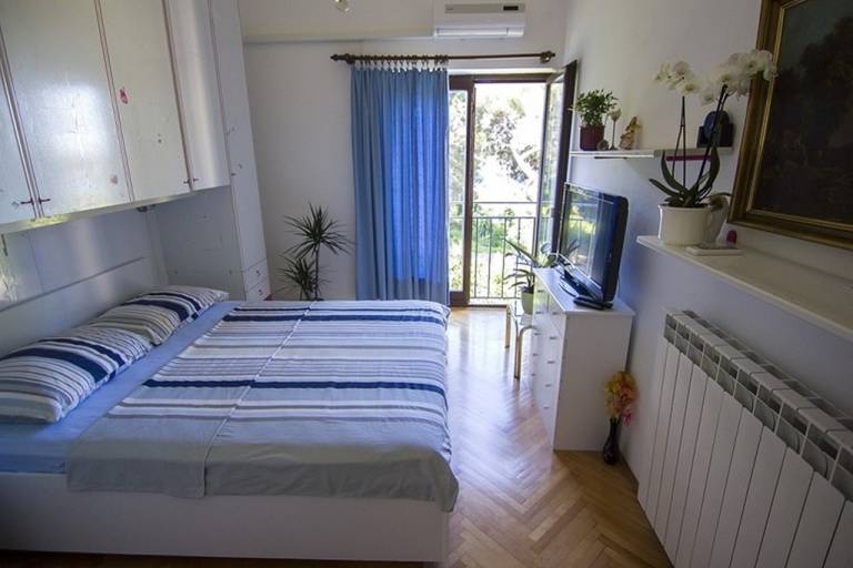 Apartment with barbecue, terrace & yard — photo 2