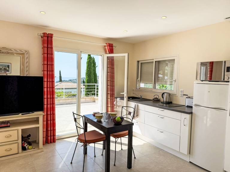 Rental apartment with terrace, yard & pool | Sea view | Pet-friendly — photo 4