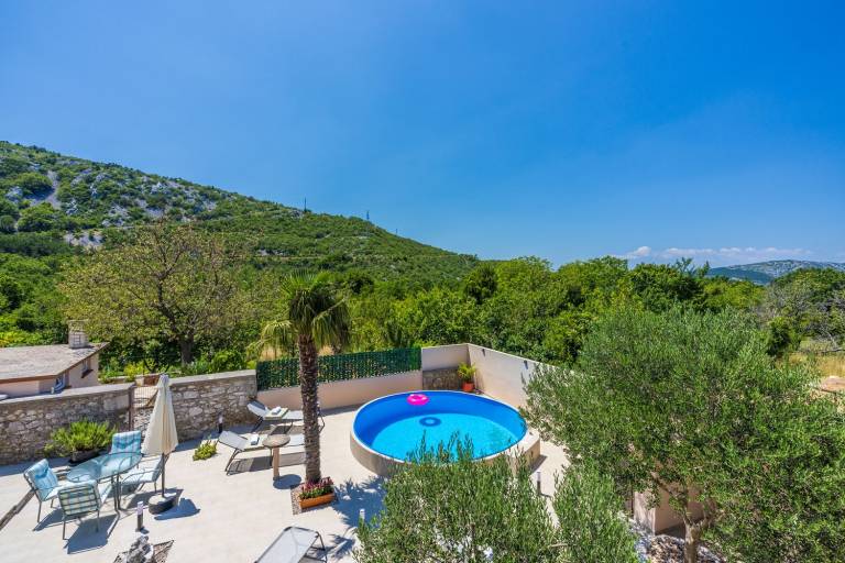 Vacation home with barbeque, garden & private pool — photo 4